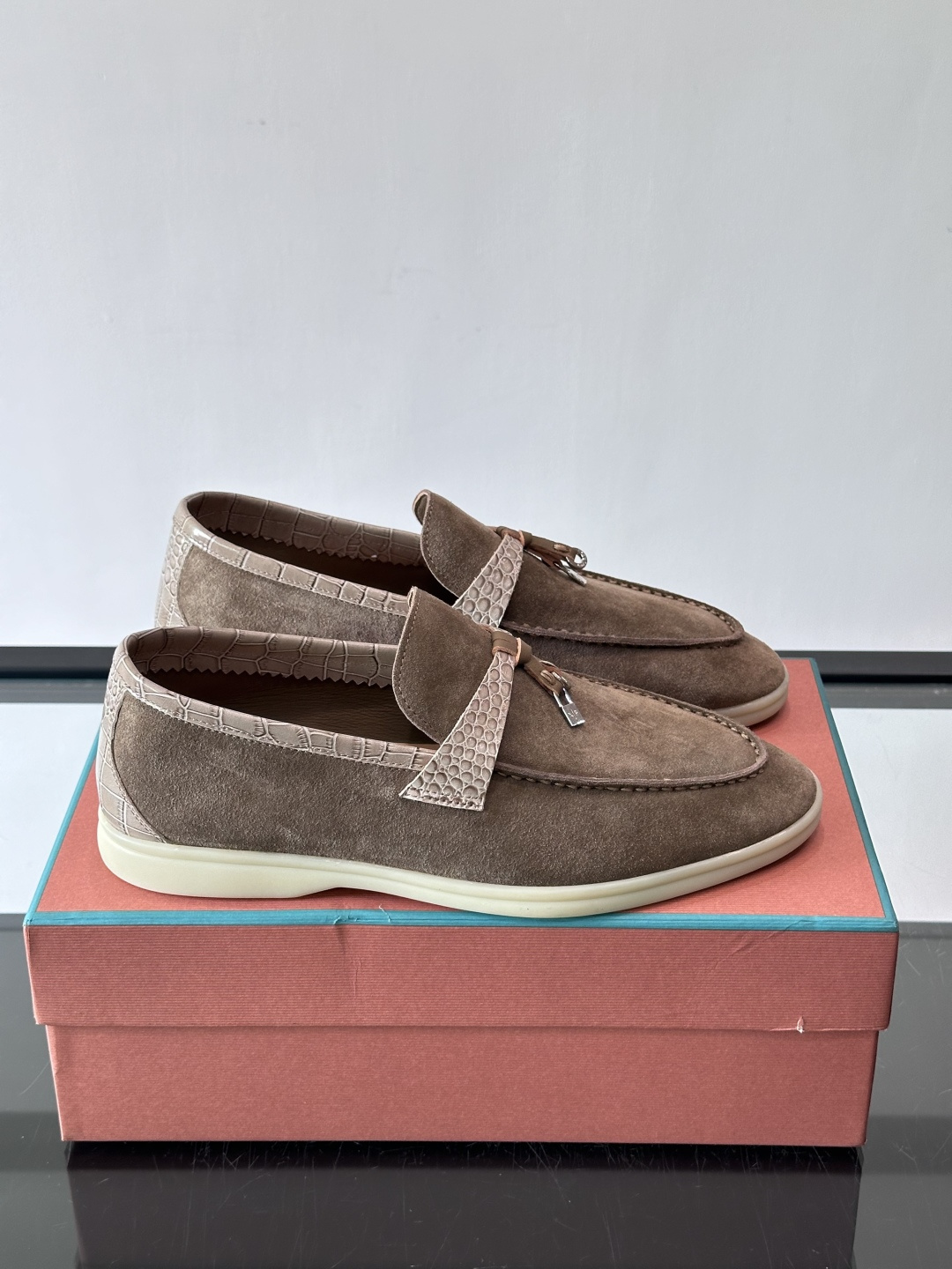 Loro Piana风格羊反绒乐福鞋这款乐福鞋采用羊反绒鞋面，触感柔软细腻，低调高级感满满。内里羊皮内里