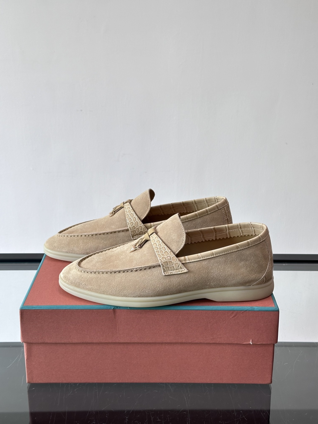 Loro Piana风格羊反绒乐福鞋这款乐福鞋采用羊反绒鞋面，触感柔软细腻，低调高级感满满。内里羊皮内里