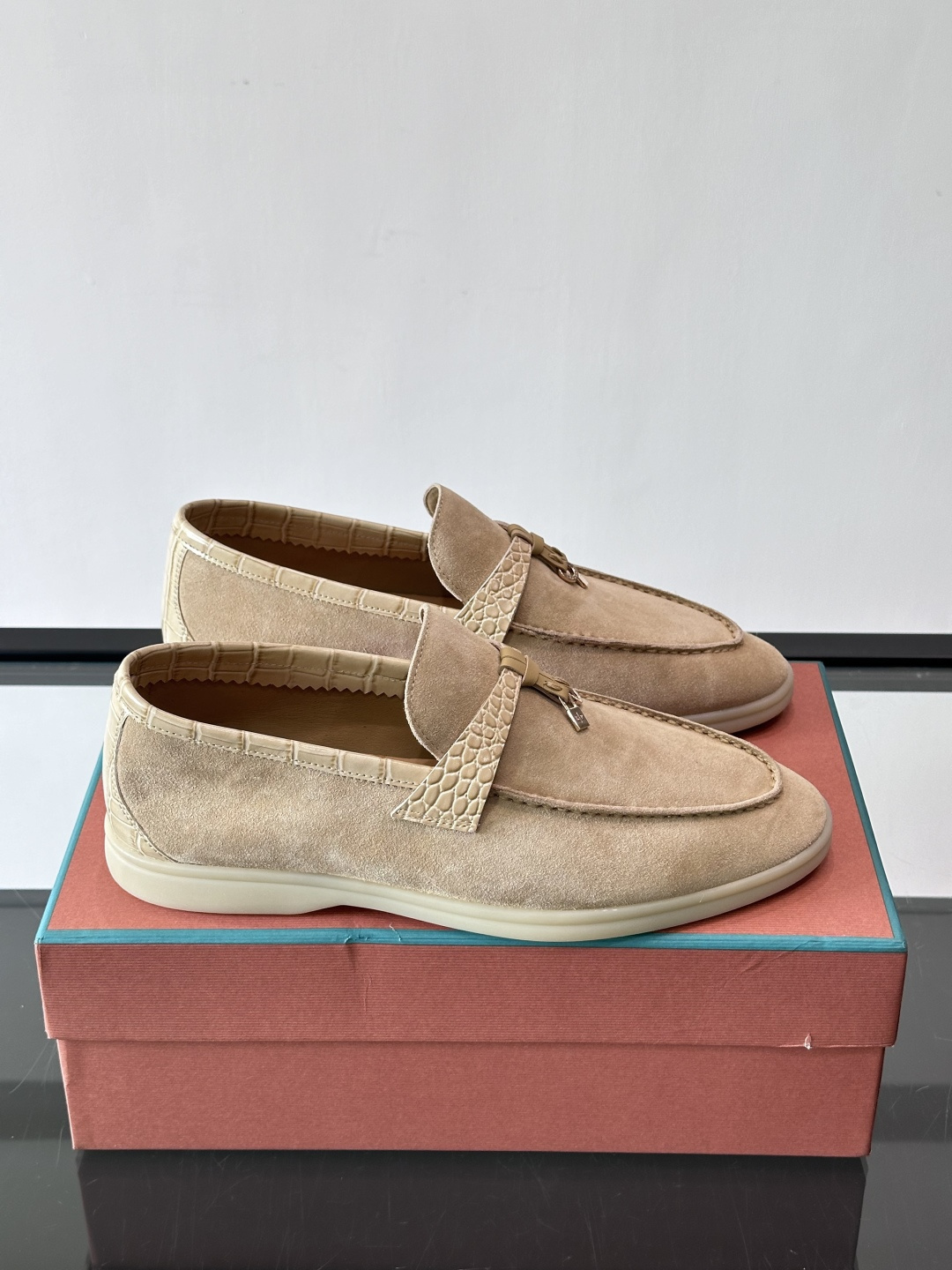 Loro Piana风格羊反绒乐福鞋这款乐福鞋采用羊反绒鞋面，触感柔软细腻，低调高级感满满。内里羊皮内里