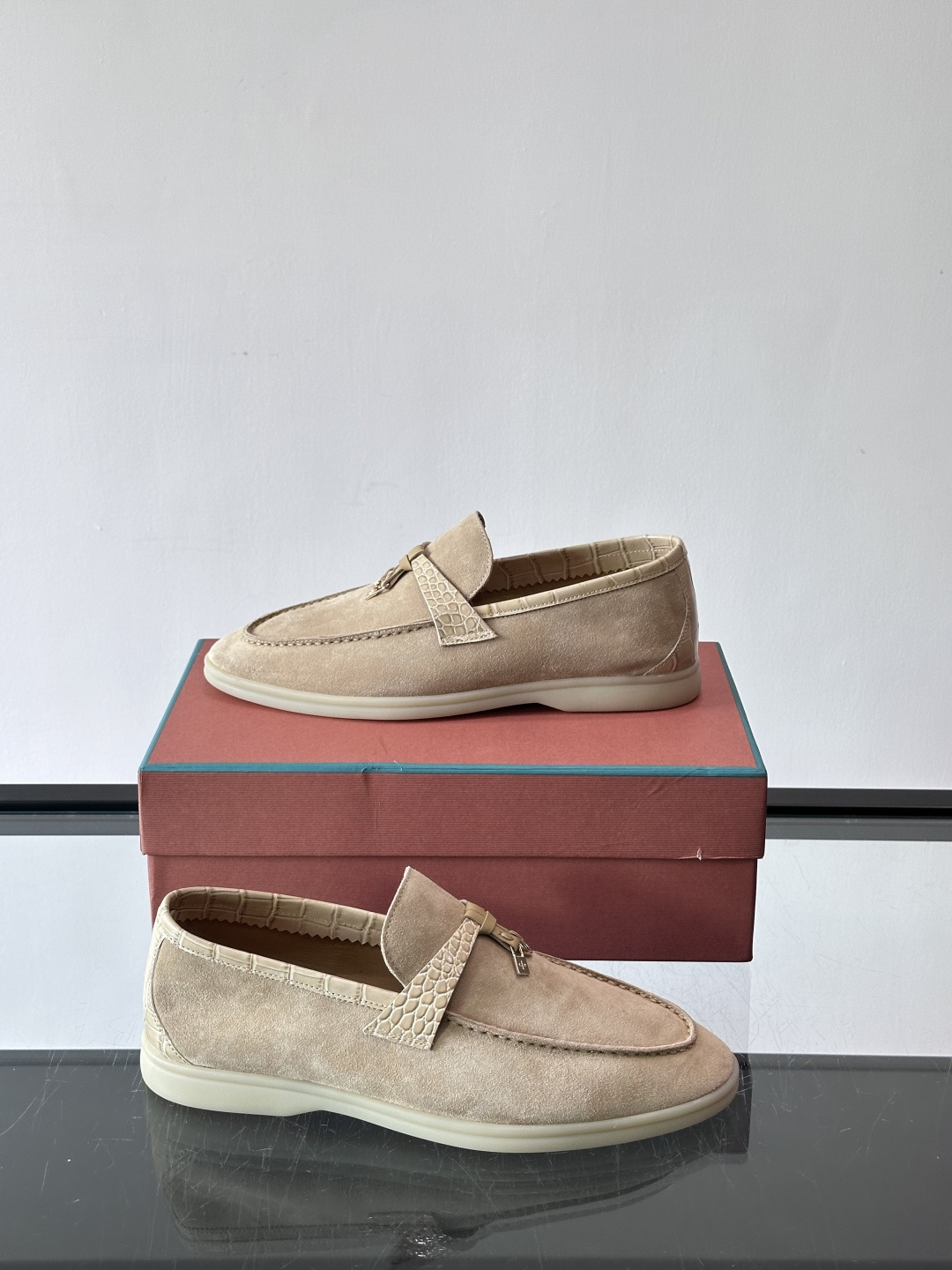 Loro Piana风格羊反绒乐福鞋这款乐福鞋采用羊反绒鞋面，触感柔软细腻，低调高级感满满。内里羊皮内里