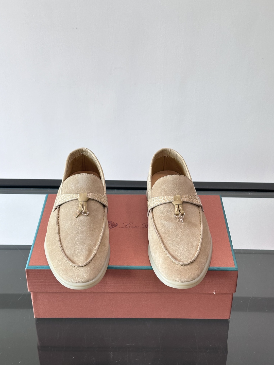 Loro Piana风格羊反绒乐福鞋这款乐福鞋采用羊反绒鞋面，触感柔软细腻，低调高级感满满。内里羊皮内里