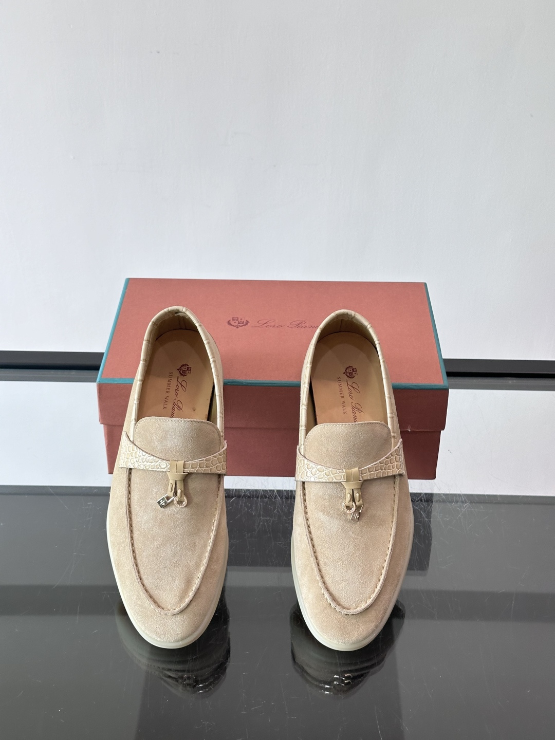 Loro Piana风格羊反绒乐福鞋这款乐福鞋采用羊反绒鞋面，触感柔软细腻，低调高级感满满。内里羊皮内里