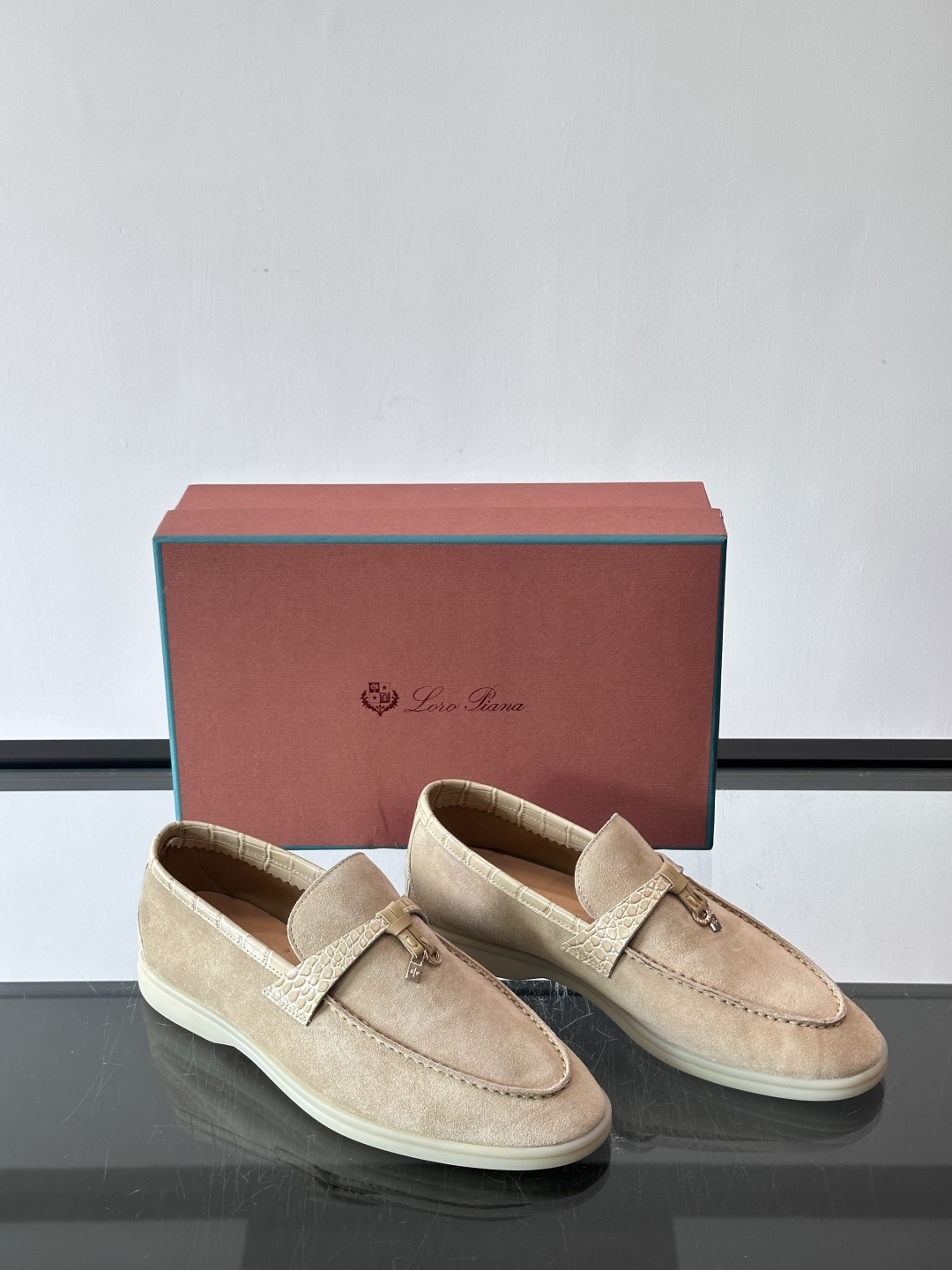 Loro Piana风格羊反绒乐福鞋这款乐福鞋采用羊反绒鞋面，触感柔软细腻，低调高级感满满。内里羊皮内里