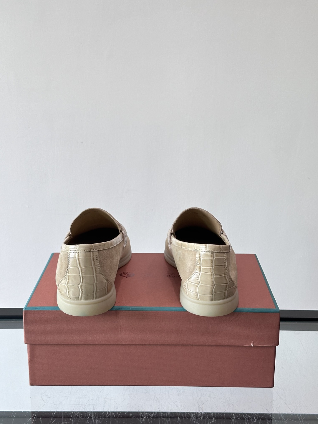 Loro Piana风格羊反绒乐福鞋这款乐福鞋采用羊反绒鞋面，触感柔软细腻，低调高级感满满。内里羊皮内里