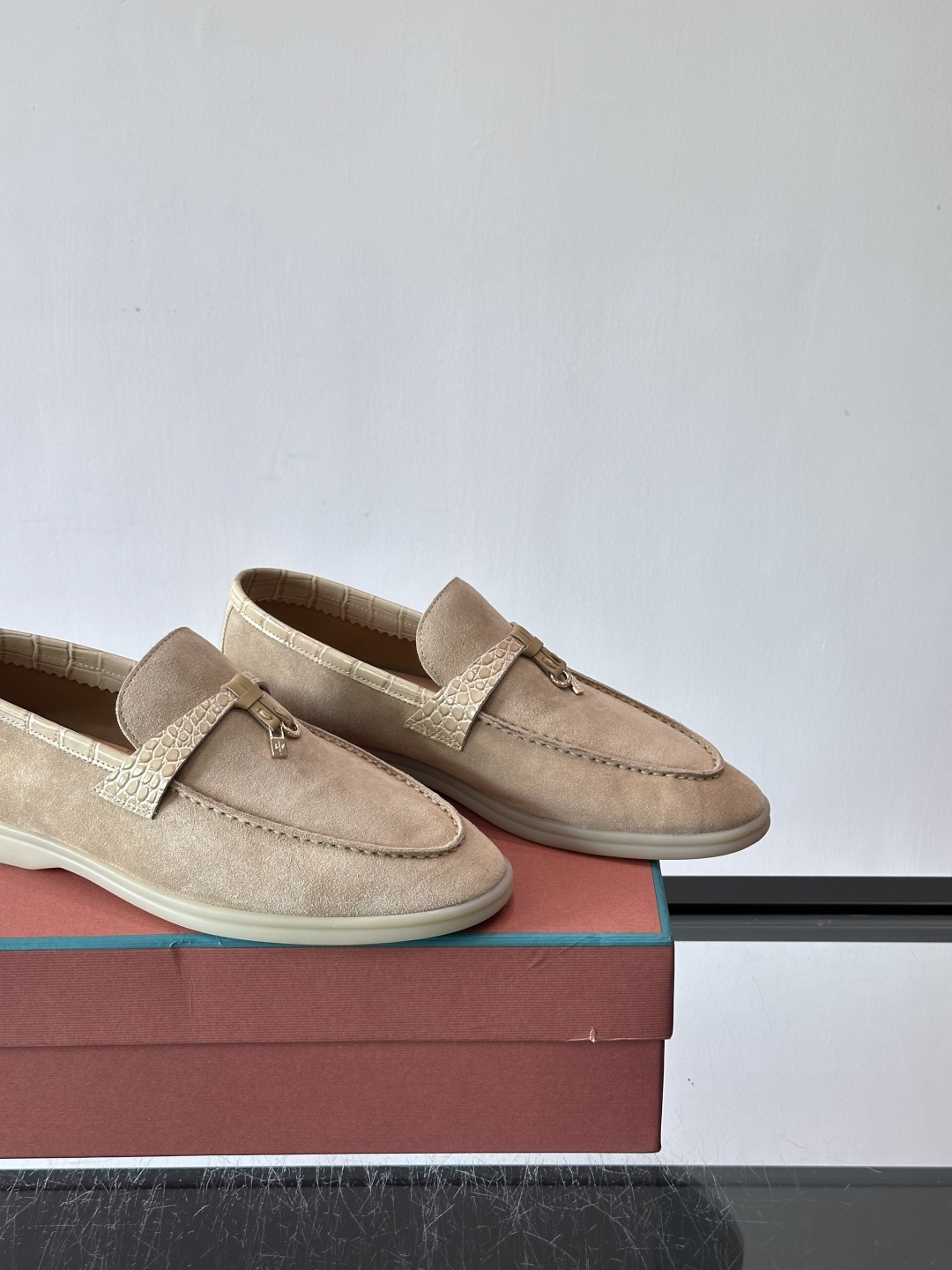 Loro Piana风格羊反绒乐福鞋这款乐福鞋采用羊反绒鞋面，触感柔软细腻，低调高级感满满。内里羊皮内里