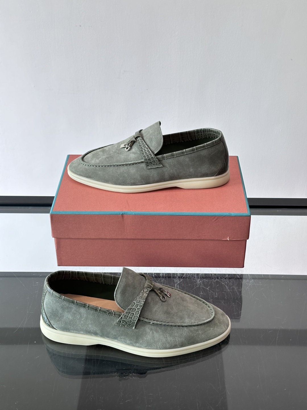 Loro Piana风格羊反绒乐福鞋这款乐福鞋采用羊反绒鞋面，触感柔软细腻，低调高级感满满。内里羊皮内里