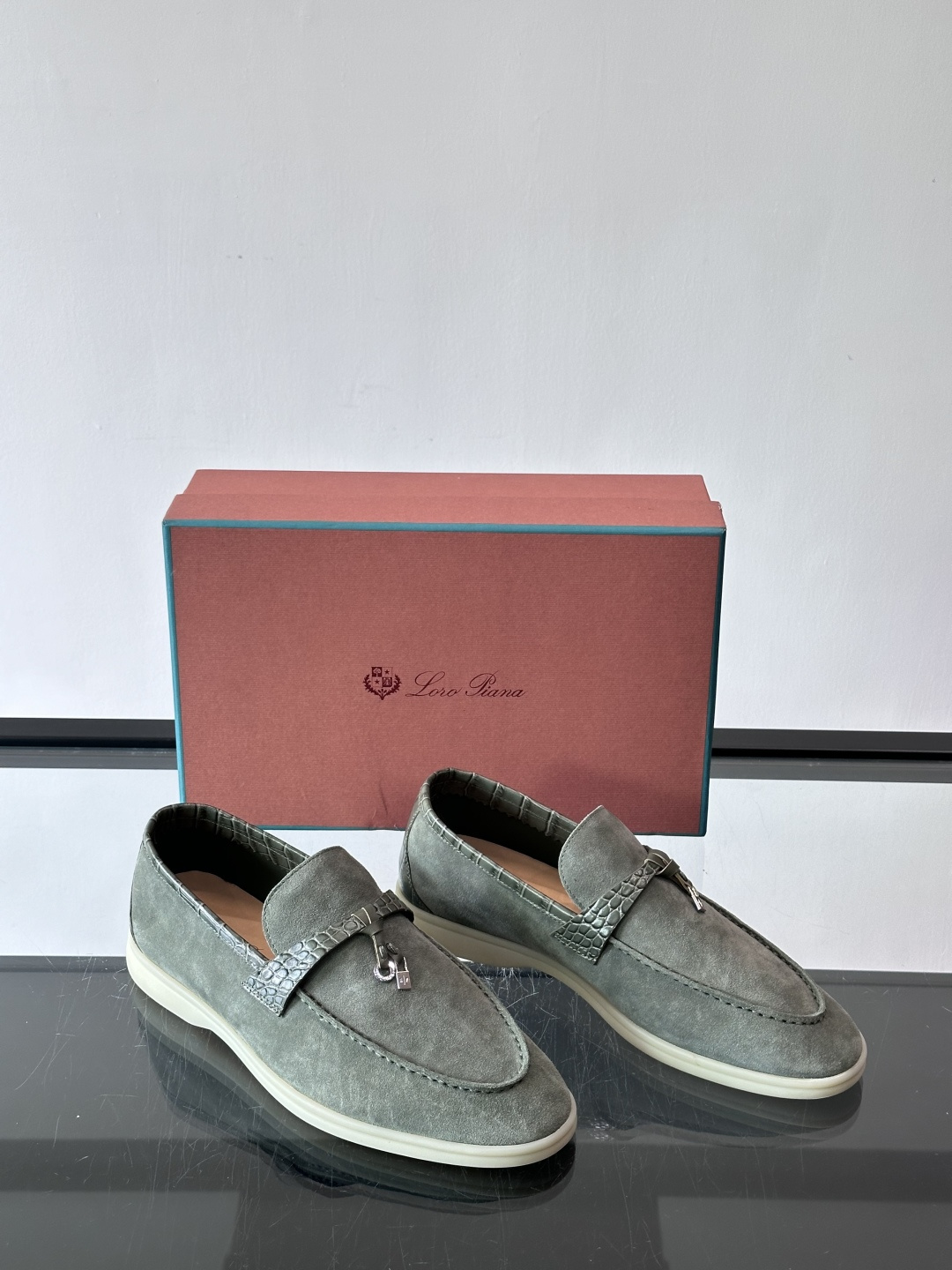 Loro Piana风格羊反绒乐福鞋这款乐福鞋采用羊反绒鞋面，触感柔软细腻，低调高级感满满。内里羊皮内里