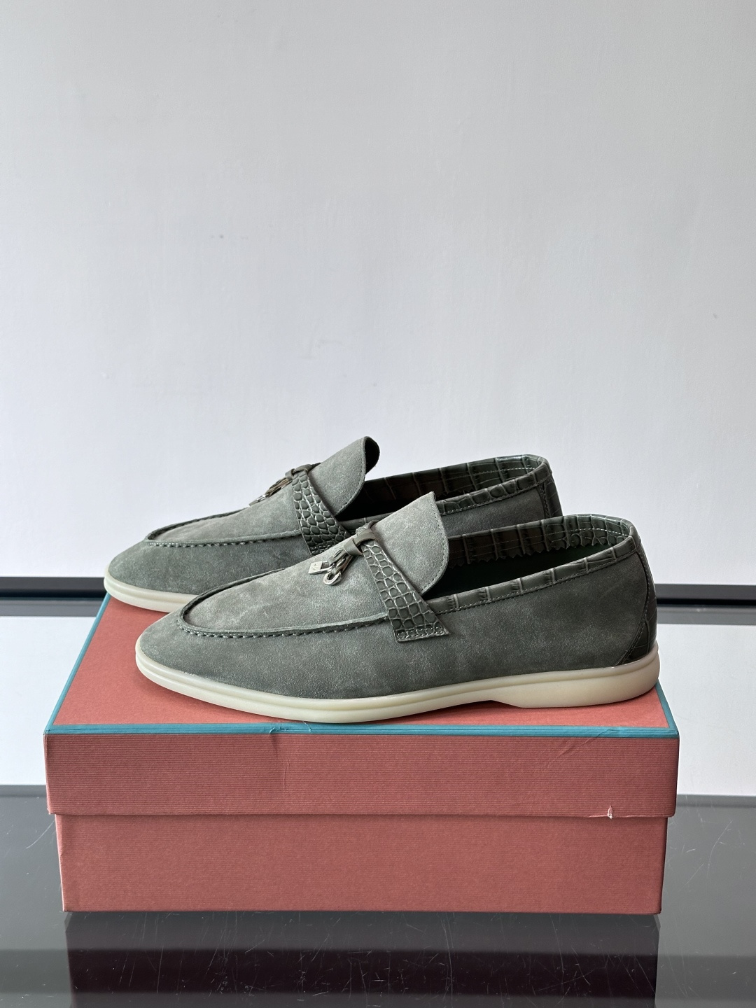 Loro Piana风格羊反绒乐福鞋这款乐福鞋采用羊反绒鞋面，触感柔软细腻，低调高级感满满。内里羊皮内里