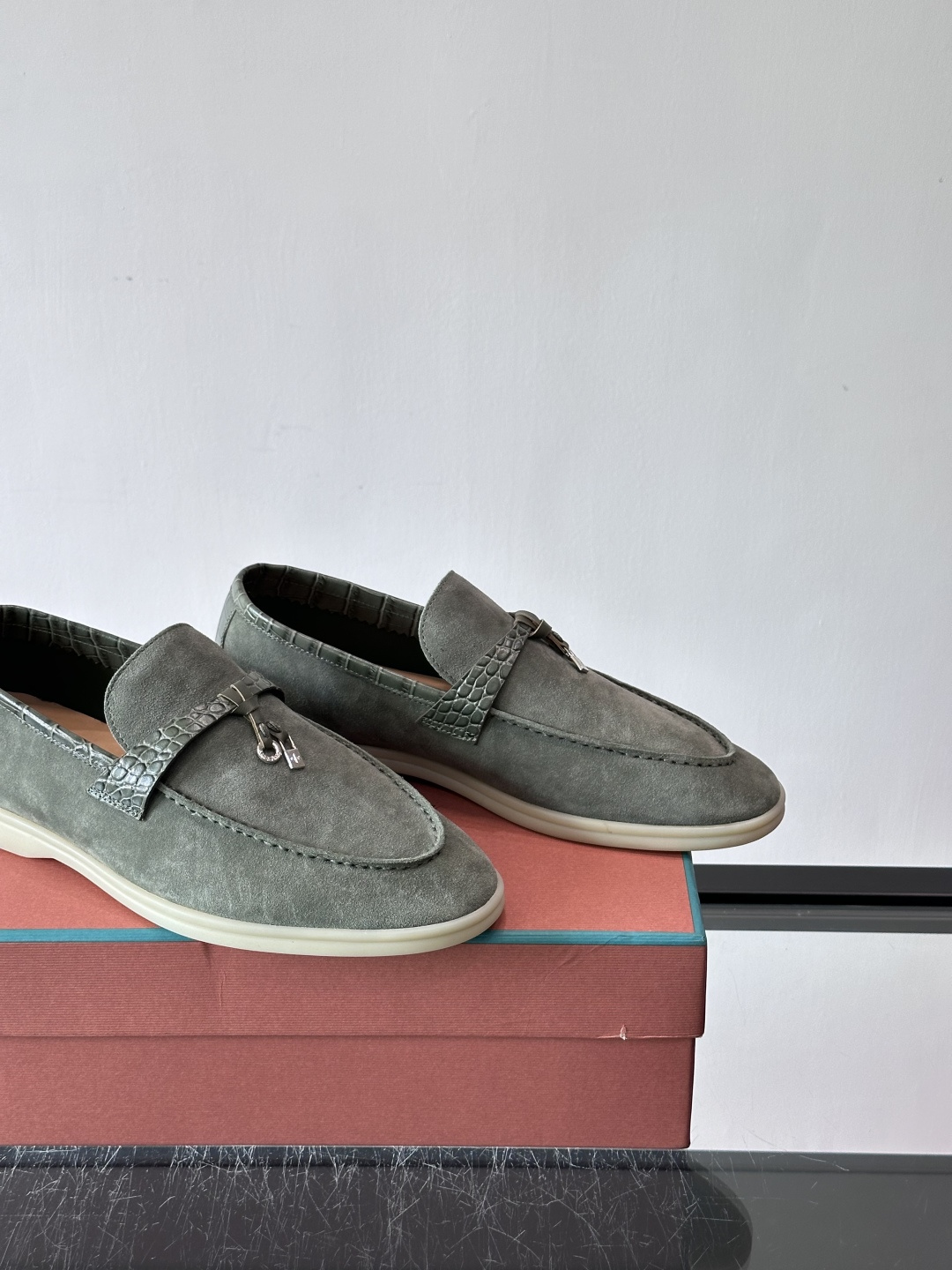 Loro Piana风格羊反绒乐福鞋这款乐福鞋采用羊反绒鞋面，触感柔软细腻，低调高级感满满。内里羊皮内里