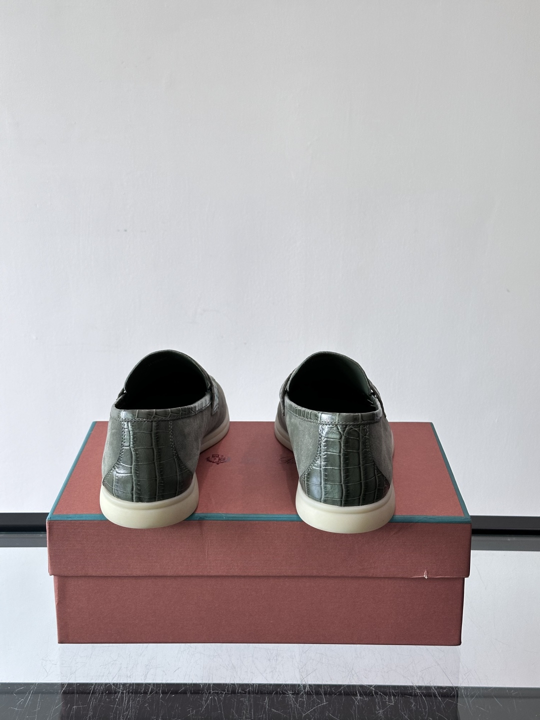 Loro Piana风格羊反绒乐福鞋这款乐福鞋采用羊反绒鞋面，触感柔软细腻，低调高级感满满。内里羊皮内里