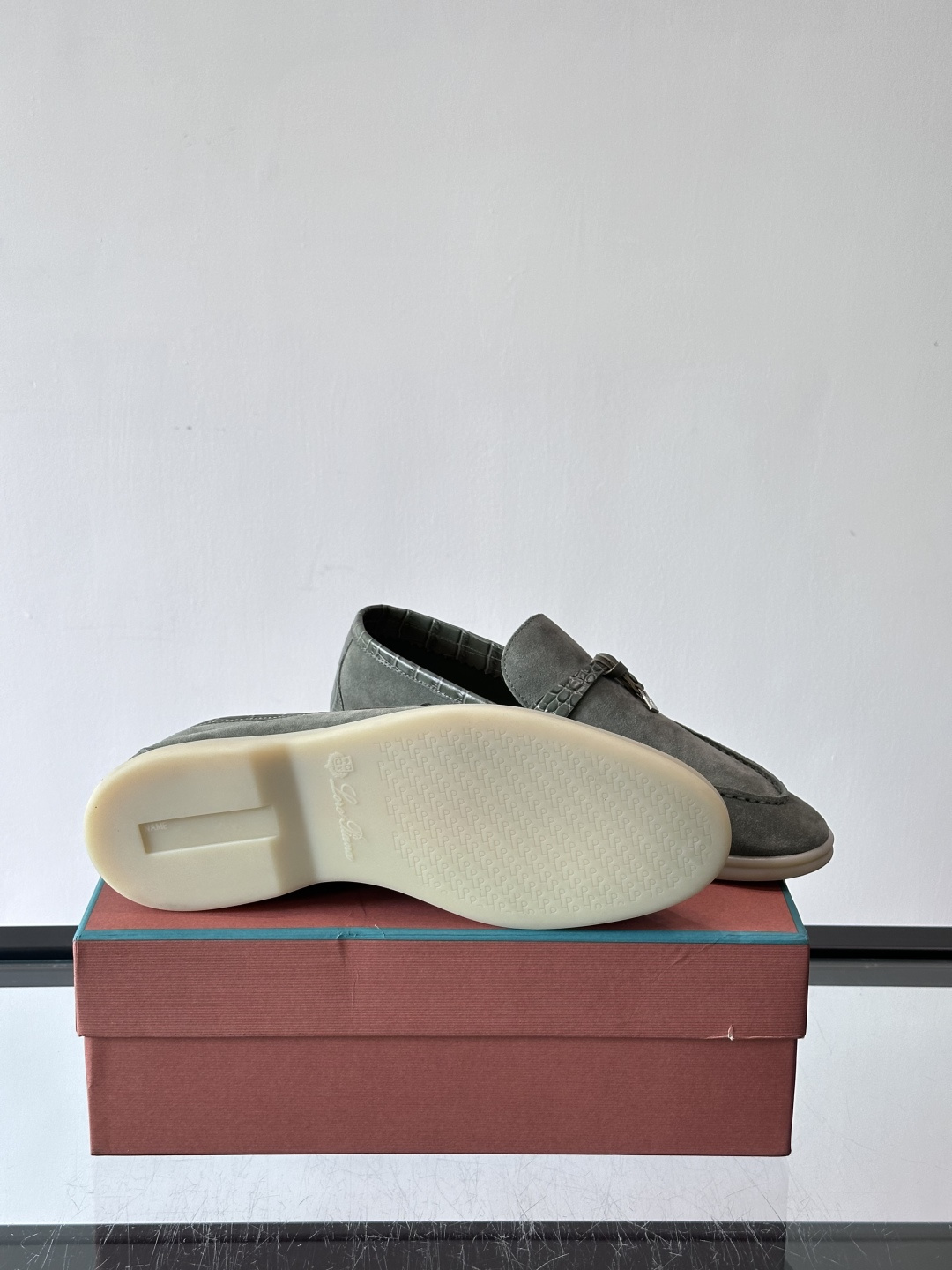 Loro Piana风格羊反绒乐福鞋这款乐福鞋采用羊反绒鞋面，触感柔软细腻，低调高级感满满。内里羊皮内里