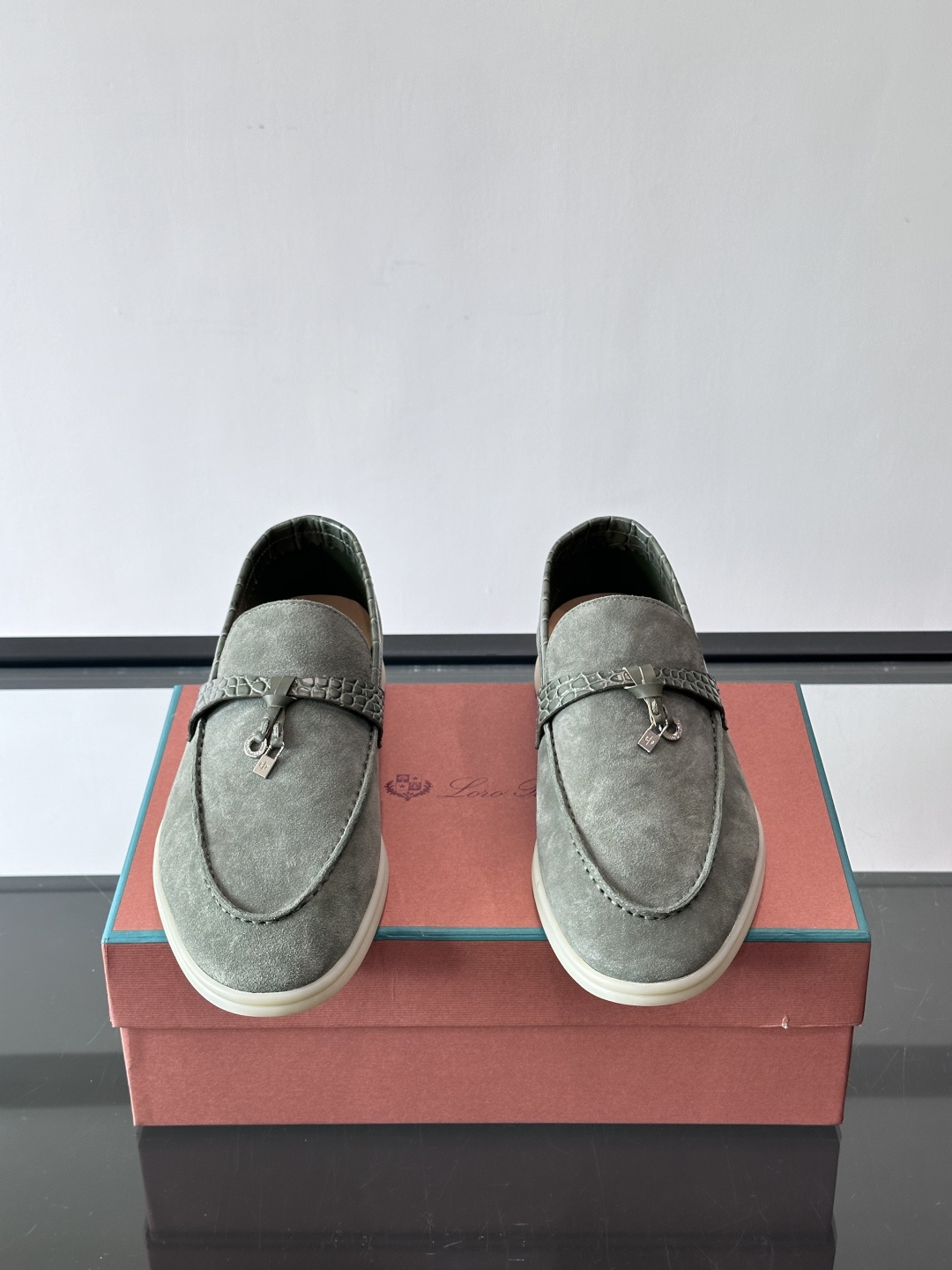 Loro Piana风格羊反绒乐福鞋这款乐福鞋采用羊反绒鞋面，触感柔软细腻，低调高级感满满。内里羊皮内里