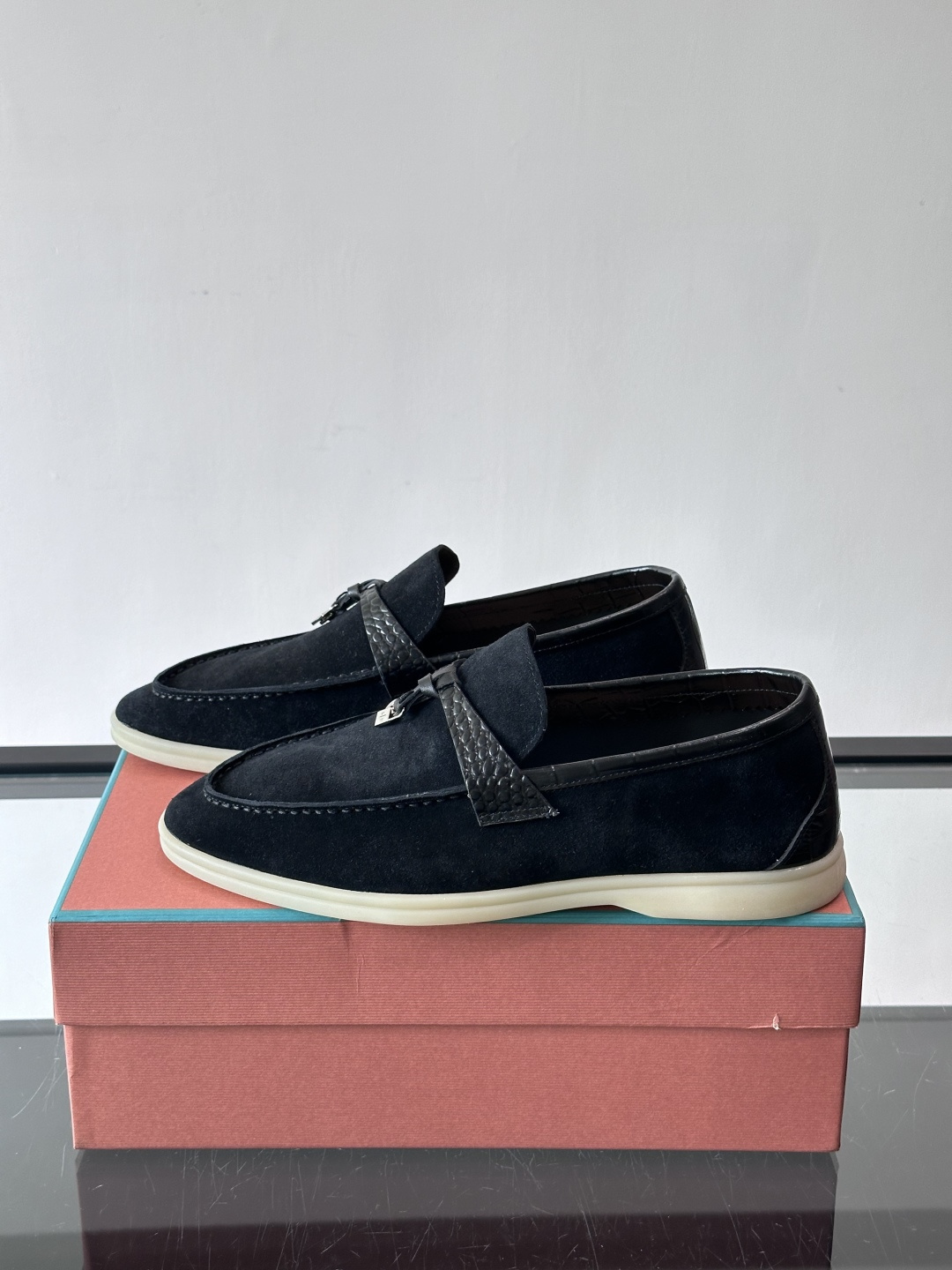 Loro Piana风格羊反绒乐福鞋这款乐福鞋采用羊反绒鞋面，触感柔软细腻，低调高级感满满。内里羊皮内里