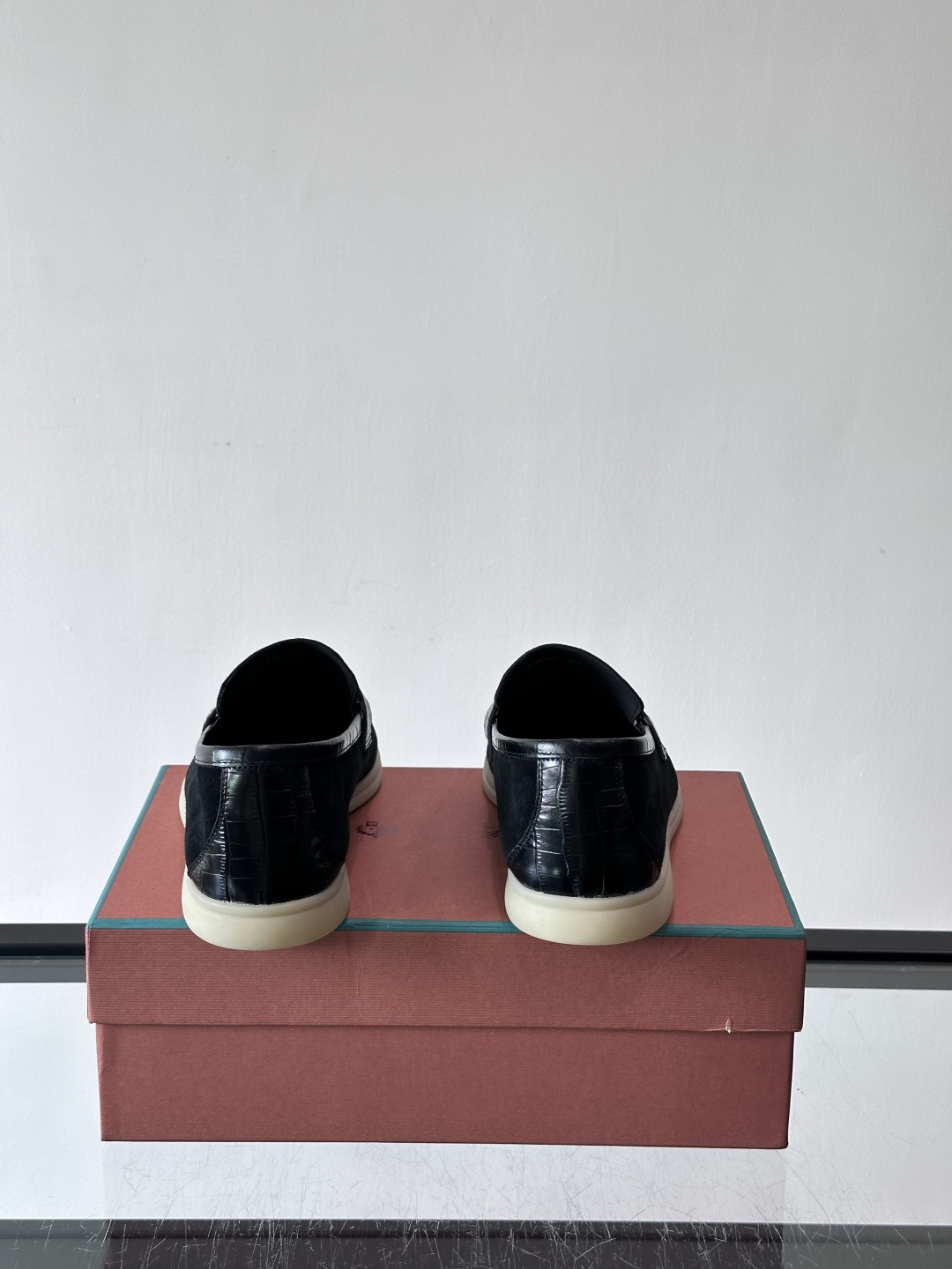 Loro Piana风格羊反绒乐福鞋这款乐福鞋采用羊反绒鞋面，触感柔软细腻，低调高级感满满。内里羊皮内里