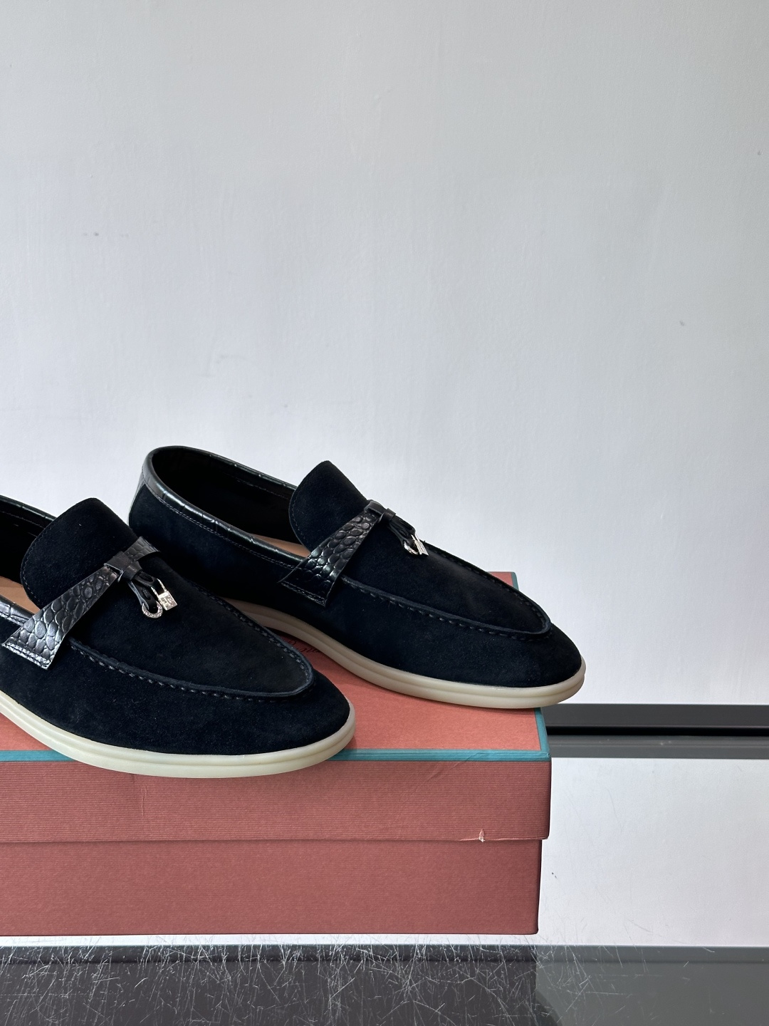 Loro Piana风格羊反绒乐福鞋这款乐福鞋采用羊反绒鞋面，触感柔软细腻，低调高级感满满。内里羊皮内里