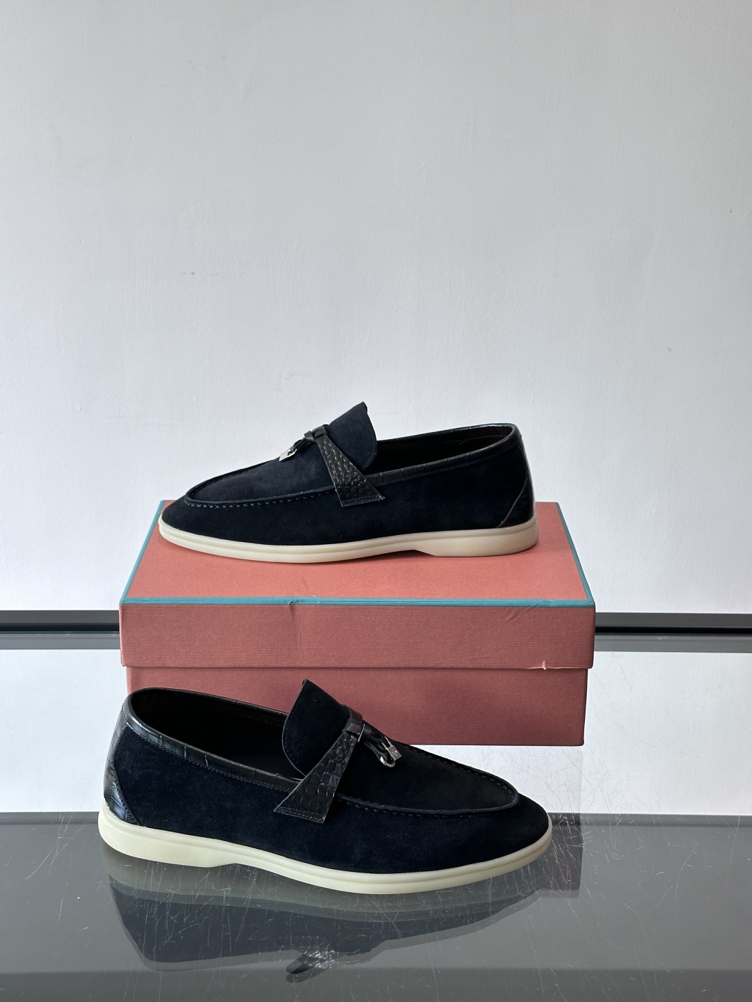 Loro Piana风格羊反绒乐福鞋这款乐福鞋采用羊反绒鞋面，触感柔软细腻，低调高级感满满。内里羊皮内里