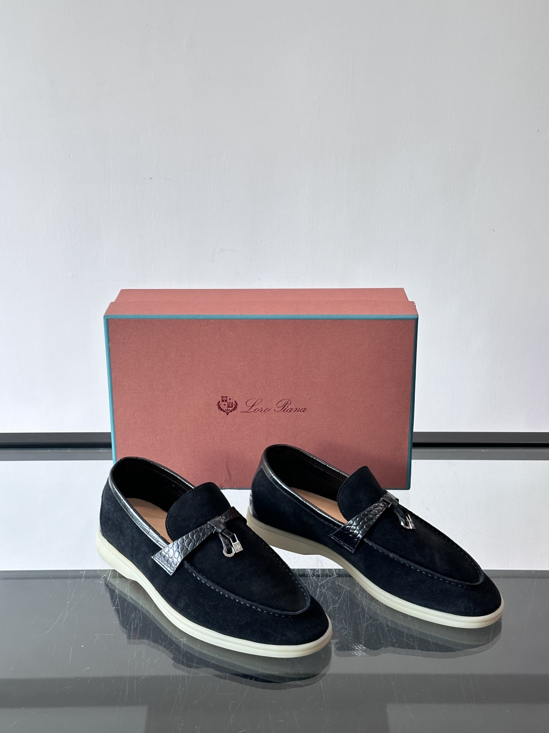 Loro Piana风格羊反绒乐福鞋这款乐福鞋采用羊反绒鞋面，触感柔软细腻，低调高级感满满。内里羊皮内里