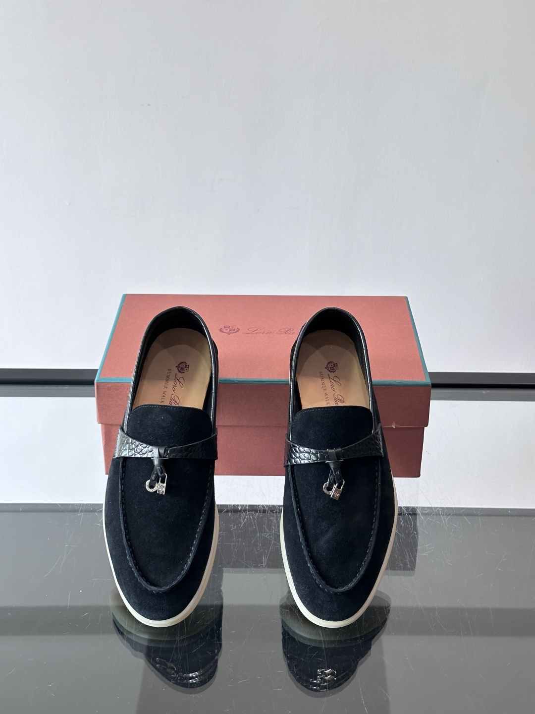 Loro Piana风格羊反绒乐福鞋这款乐福鞋采用羊反绒鞋面，触感柔软细腻，低调高级感满满。内里羊皮内里