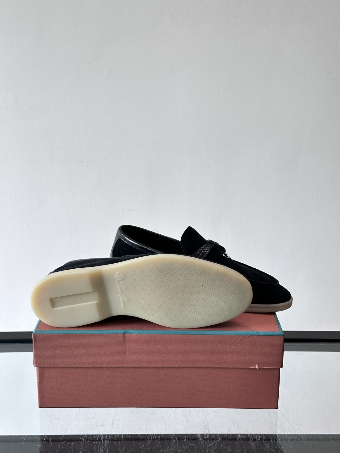 Loro Piana风格羊反绒乐福鞋这款乐福鞋采用羊反绒鞋面，触感柔软细腻，低调高级感满满。内里羊皮内里