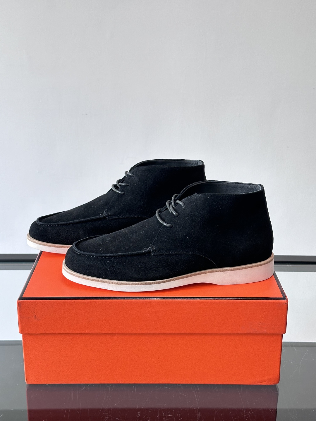 Hermes Job高帮麂皮鞋，选用优质山羊麂皮，搭配橡胶鞋底，舒适又耐用。鞋面有经典“H”型标志，低调