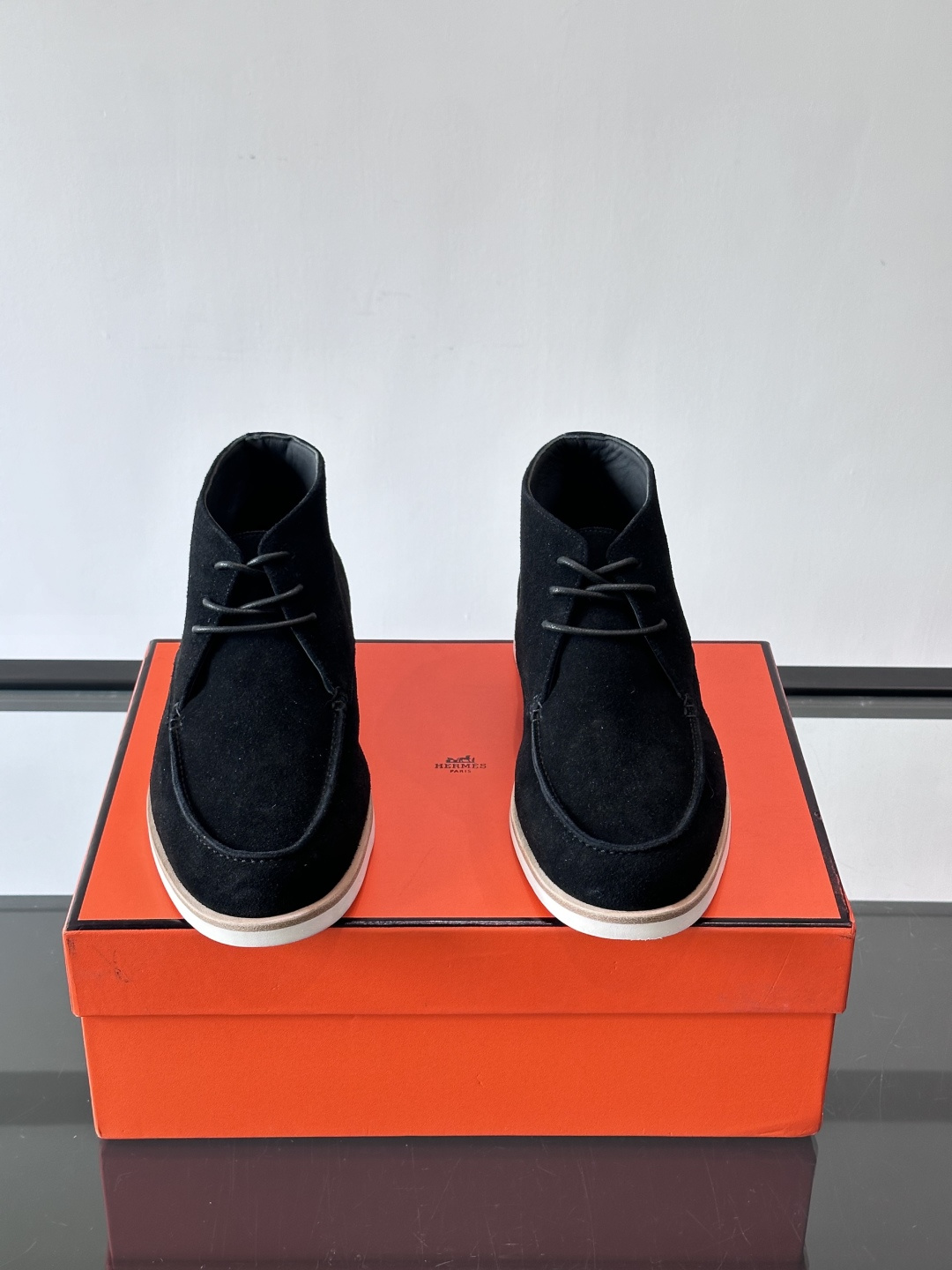 Hermes Job高帮麂皮鞋，选用优质山羊麂皮，搭配橡胶鞋底，舒适又耐用。鞋面有经典“H”型标志，低调