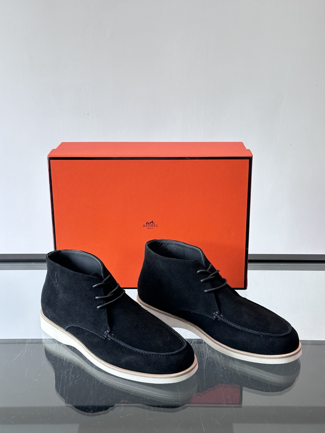 Hermes Job高帮麂皮鞋，选用优质山羊麂皮，搭配橡胶鞋底，舒适又耐用。鞋面有经典“H”型标志，低调