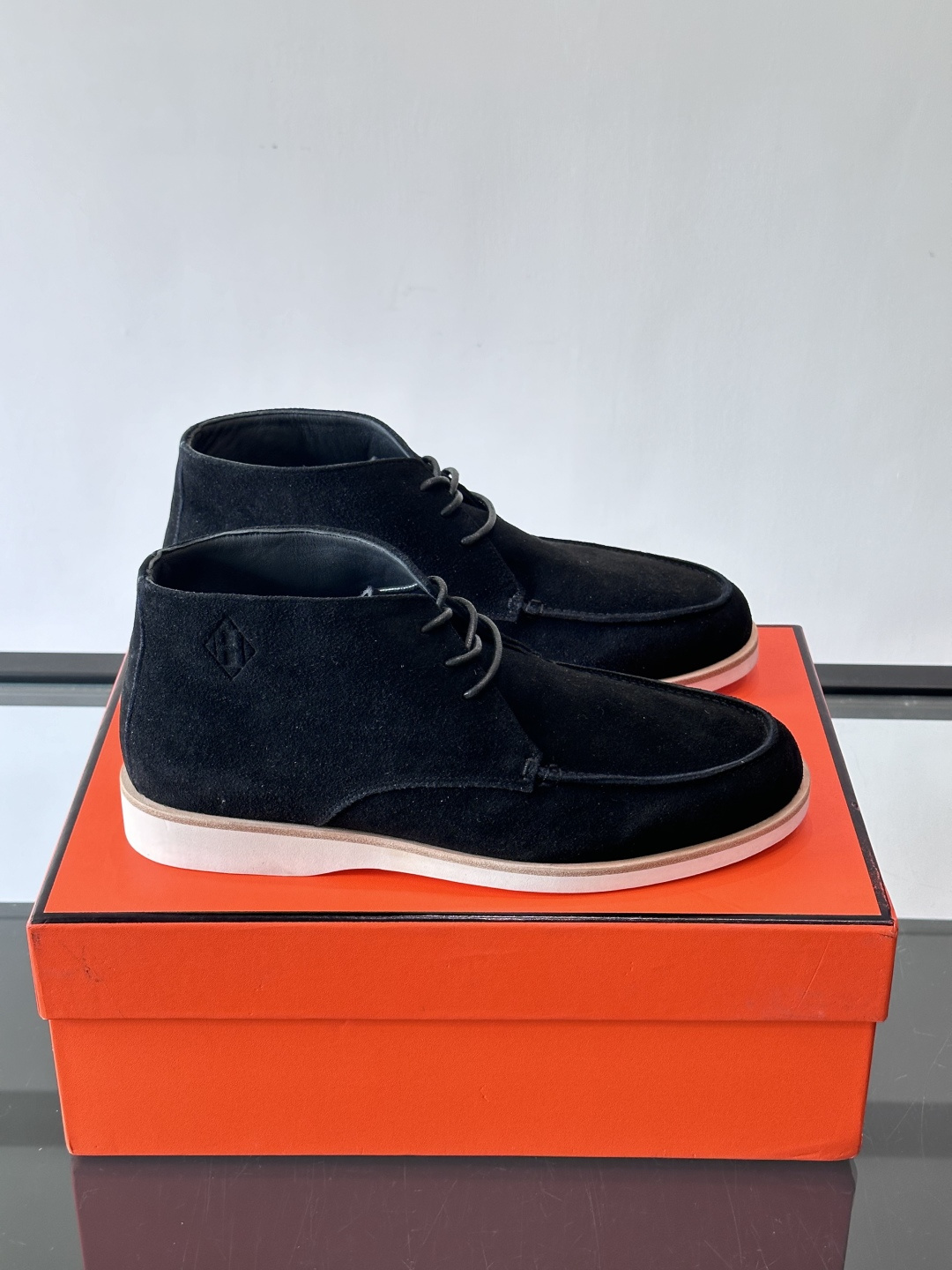 Hermes Job高帮麂皮鞋，选用优质山羊麂皮，搭配橡胶鞋底，舒适又耐用。鞋面有经典“H”型标志，低调