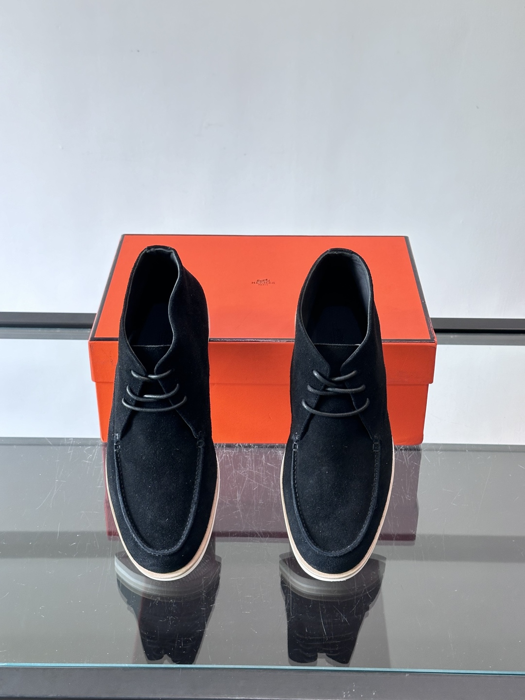 Hermes Job高帮麂皮鞋，选用优质山羊麂皮，搭配橡胶鞋底，舒适又耐用。鞋面有经典“H”型标志，低调