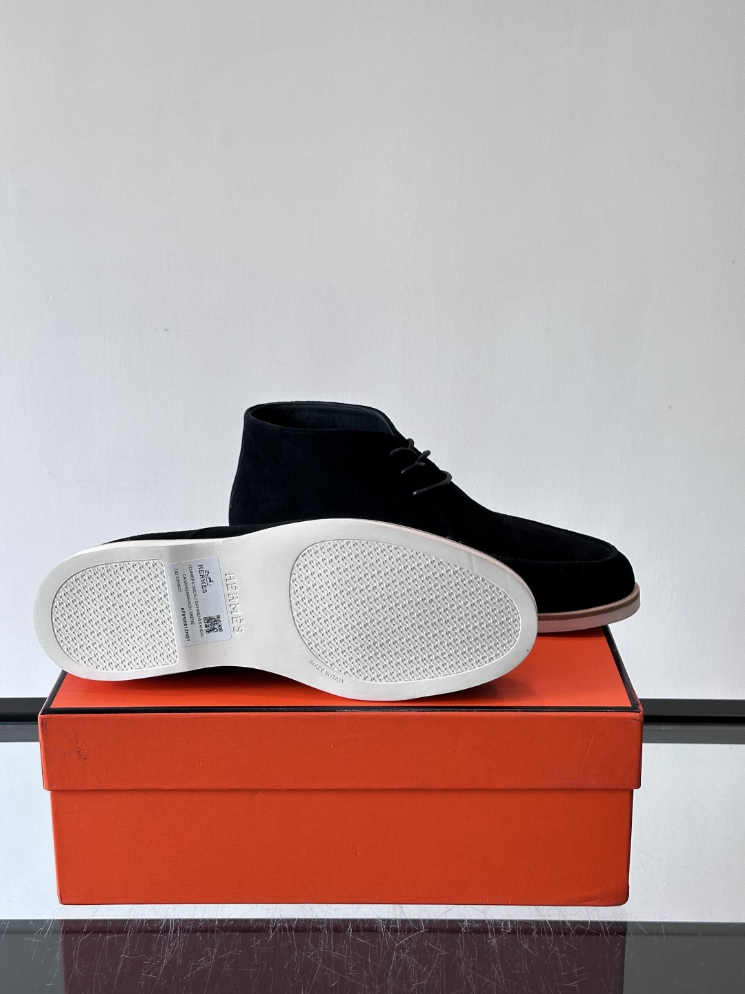 Hermes Job高帮麂皮鞋，选用优质山羊麂皮，搭配橡胶鞋底，舒适又耐用。鞋面有经典“H”型标志，低调