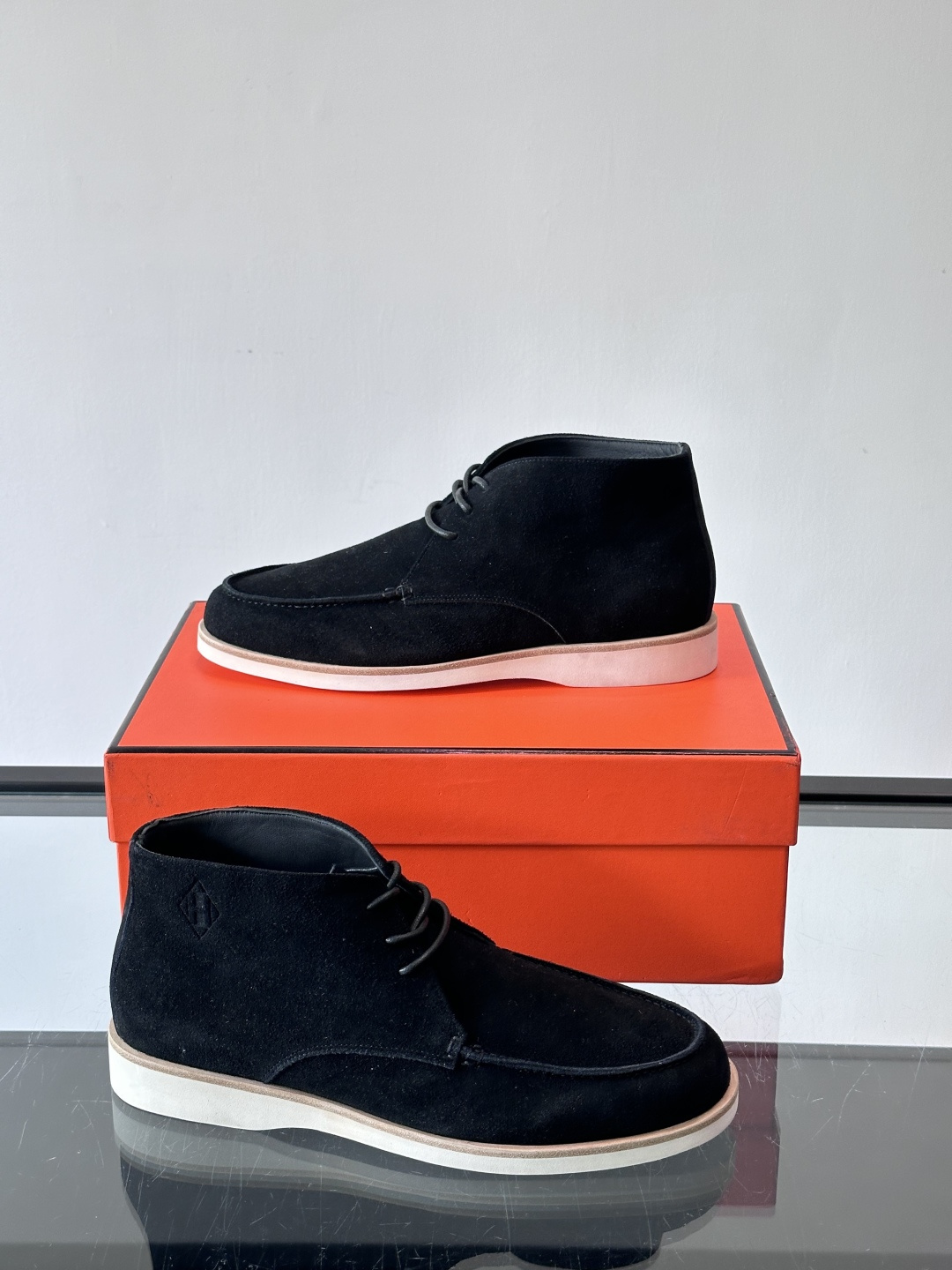 Hermes Job高帮麂皮鞋，选用优质山羊麂皮，搭配橡胶鞋底，舒适又耐用。鞋面有经典“H”型标志，低调