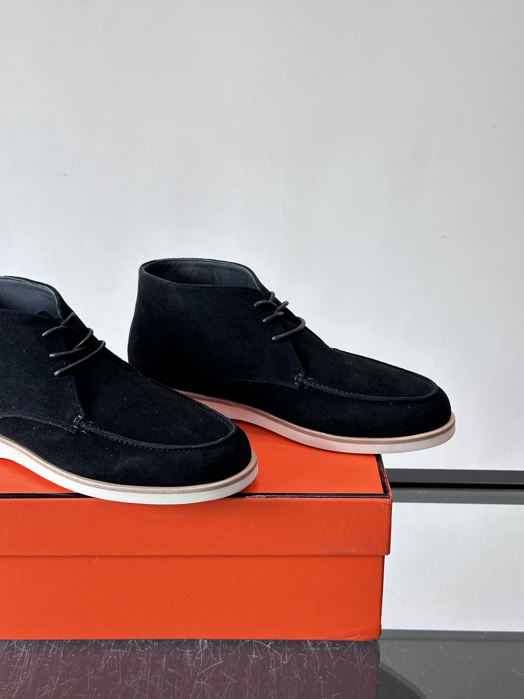 Hermes Job高帮麂皮鞋，选用优质山羊麂皮，搭配橡胶鞋底，舒适又耐用。鞋面有经典“H”型标志，低调