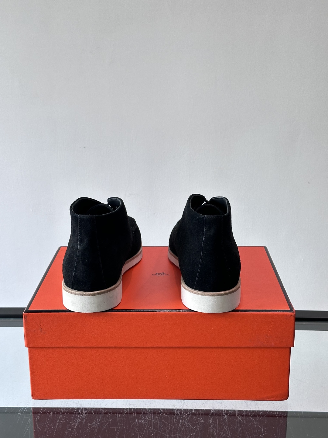 Hermes Job高帮麂皮鞋，选用优质山羊麂皮，搭配橡胶鞋底，舒适又耐用。鞋面有经典“H”型标志，低调