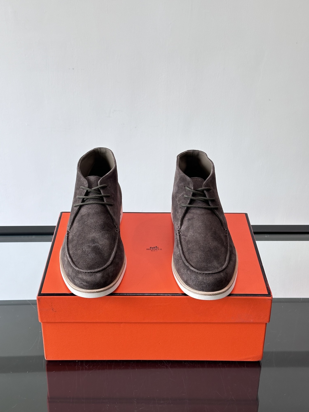 Hermes Job高帮麂皮鞋，选用优质山羊麂皮，搭配橡胶鞋底，舒适又耐用。鞋面有经典“H”型标志，低调