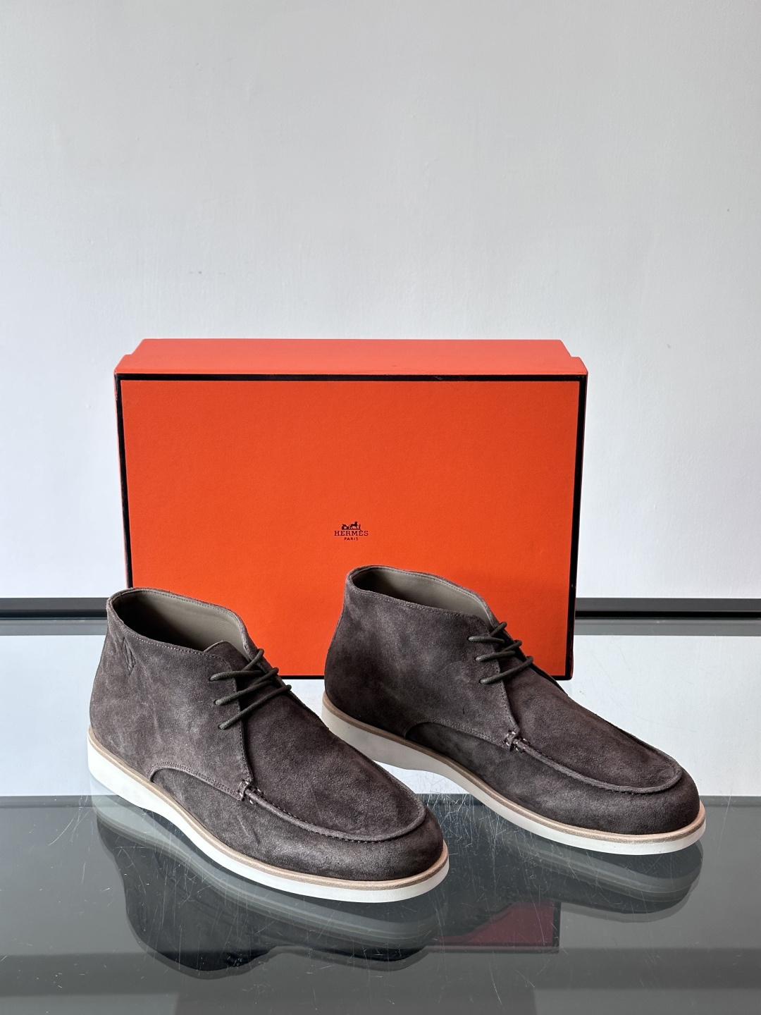 Hermes Job高帮麂皮鞋，选用优质山羊麂皮，搭配橡胶鞋底，舒适又耐用。鞋面有经典“H”型标志，低调