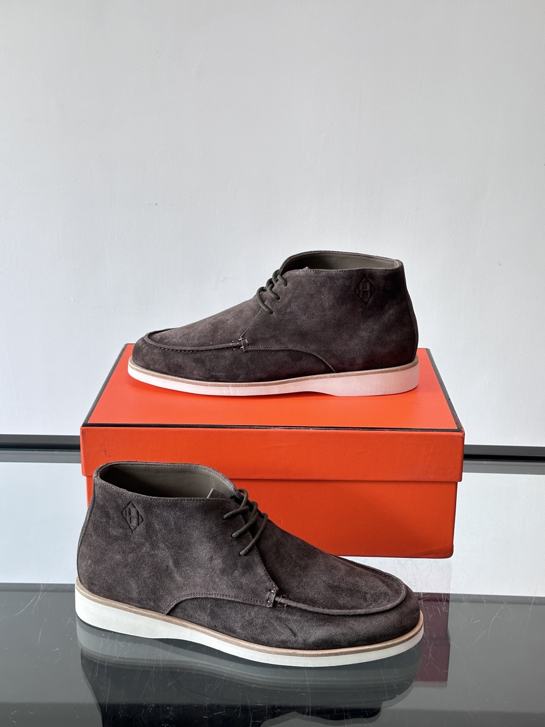 Hermes Job高帮麂皮鞋，选用优质山羊麂皮，搭配橡胶鞋底，舒适又耐用。鞋面有经典“H”型标志，低调