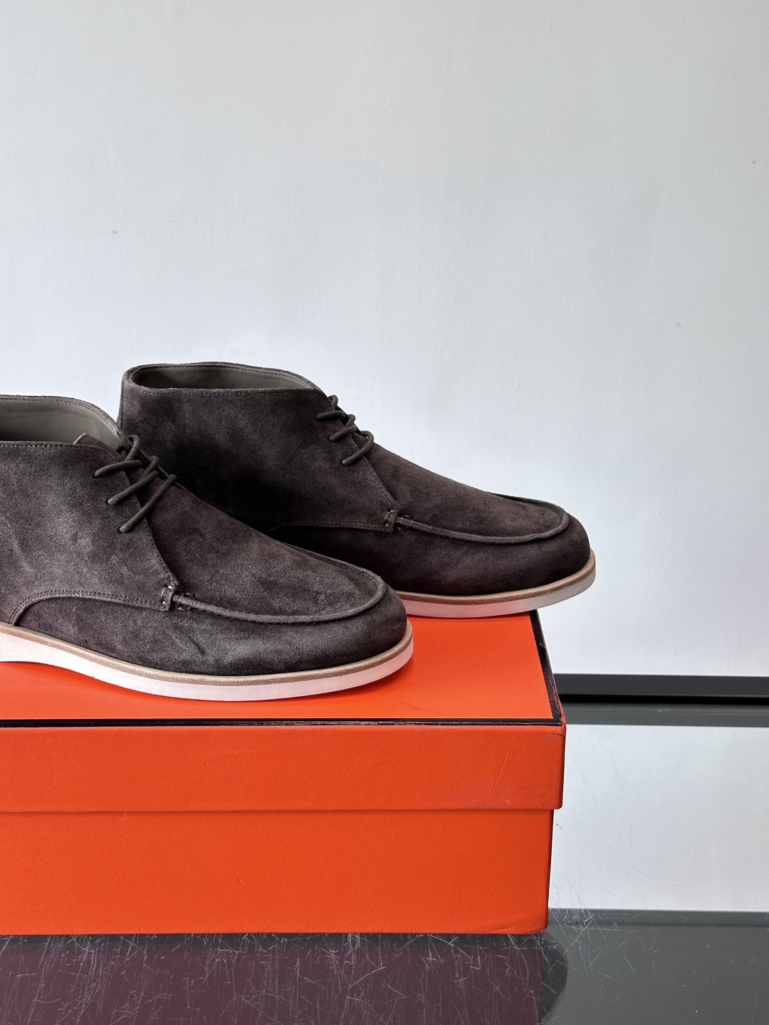 Hermes Job高帮麂皮鞋，选用优质山羊麂皮，搭配橡胶鞋底，舒适又耐用。鞋面有经典“H”型标志，低调