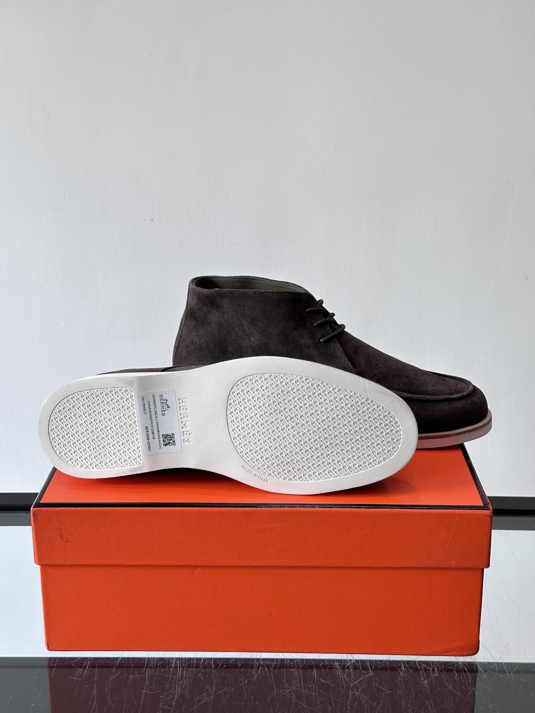 Hermes Job高帮麂皮鞋，选用优质山羊麂皮，搭配橡胶鞋底，舒适又耐用。鞋面有经典“H”型标志，低调