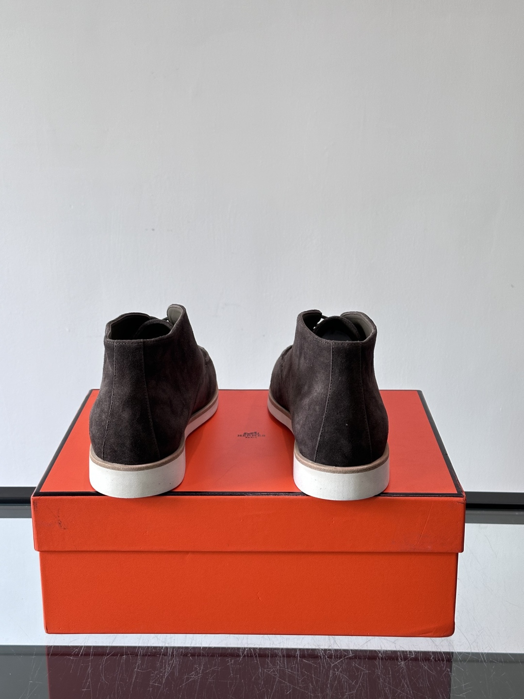 Hermes Job高帮麂皮鞋，选用优质山羊麂皮，搭配橡胶鞋底，舒适又耐用。鞋面有经典“H”型标志，低调