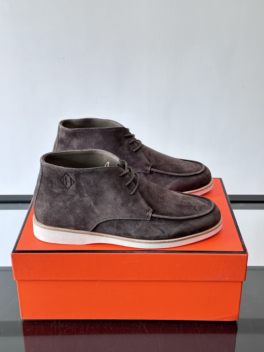 Hermes Job高帮麂皮鞋，选用优质山羊麂皮，搭配橡胶鞋底，舒适又耐用。鞋面有经典“H”型标志，低调