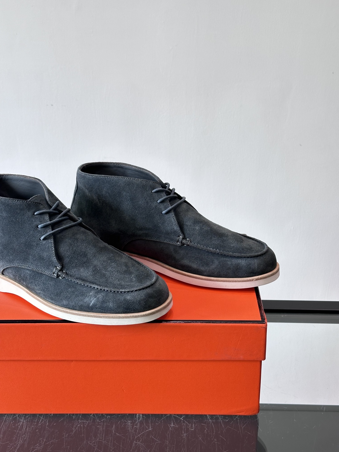 Hermes Job高帮麂皮鞋，选用优质山羊麂皮，搭配橡胶鞋底，舒适又耐用。鞋面有经典“H”型标志，低调