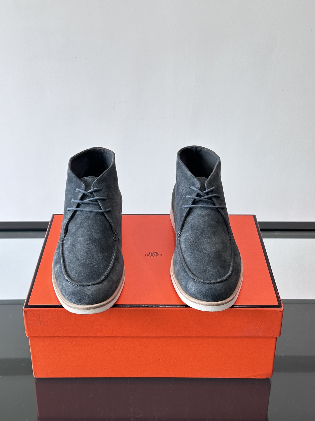 Hermes Job高帮麂皮鞋，选用优质山羊麂皮，搭配橡胶鞋底，舒适又耐用。鞋面有经典“H”型标志，低调