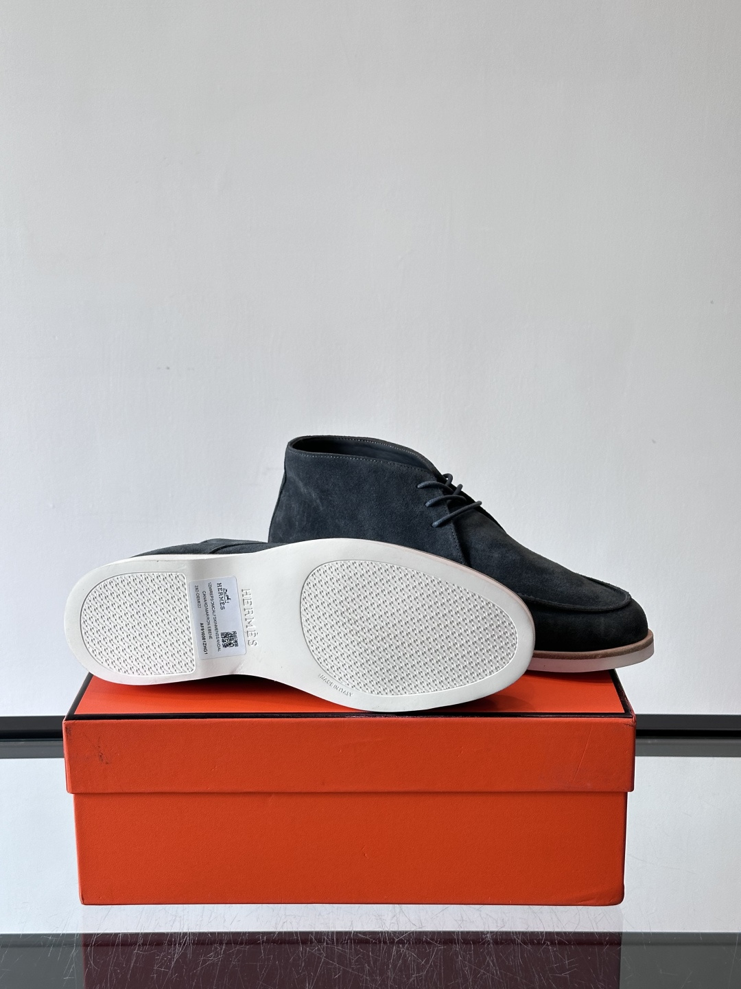 Hermes Job高帮麂皮鞋，选用优质山羊麂皮，搭配橡胶鞋底，舒适又耐用。鞋面有经典“H”型标志，低调