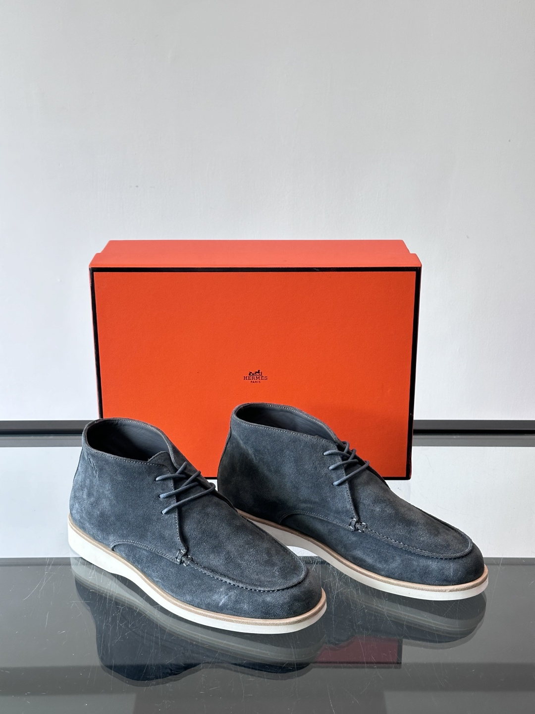 Hermes Job高帮麂皮鞋，选用优质山羊麂皮，搭配橡胶鞋底，舒适又耐用。鞋面有经典“H”型标志，低调