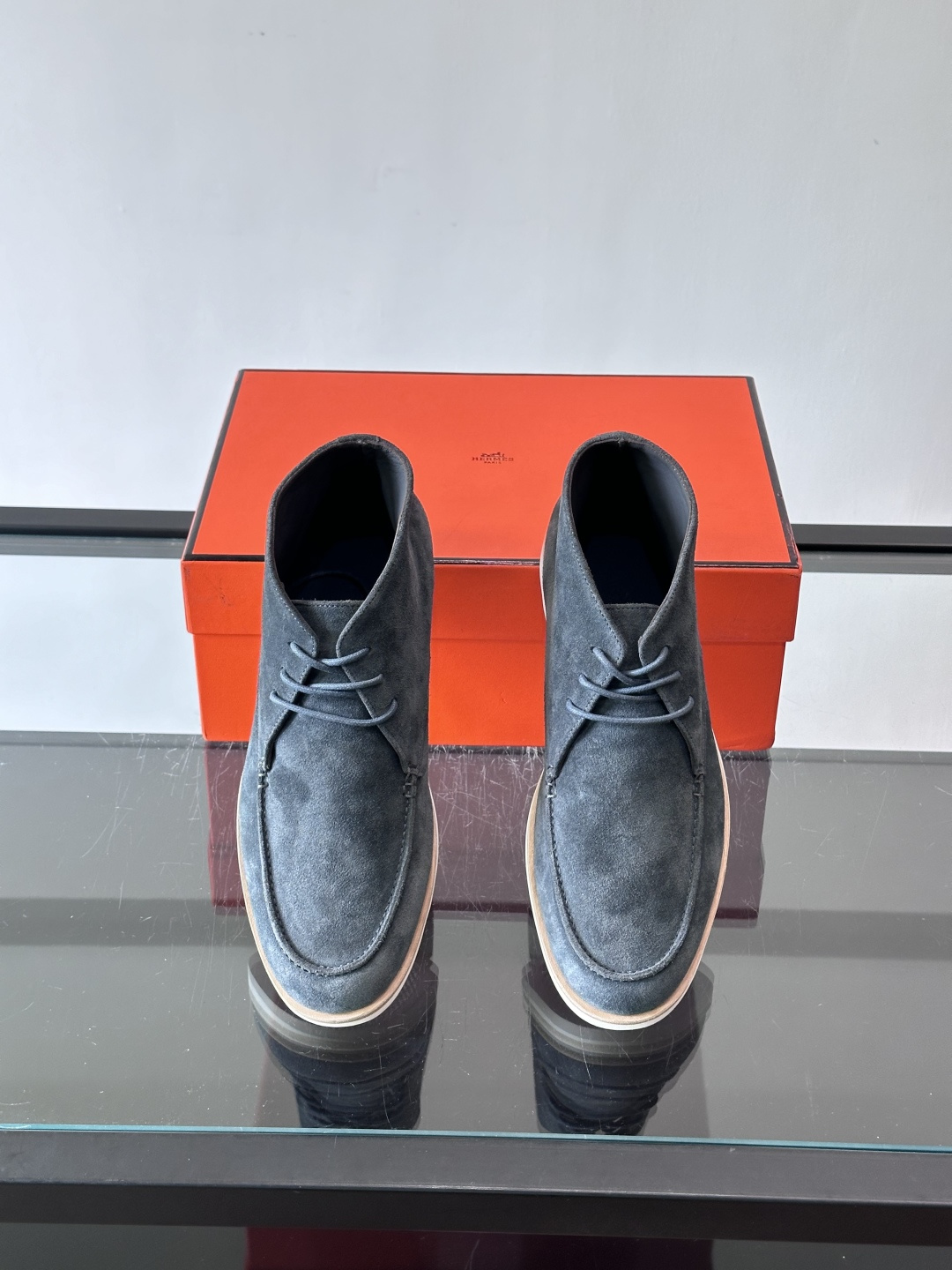 Hermes Job高帮麂皮鞋，选用优质山羊麂皮，搭配橡胶鞋底，舒适又耐用。鞋面有经典“H”型标志，低调