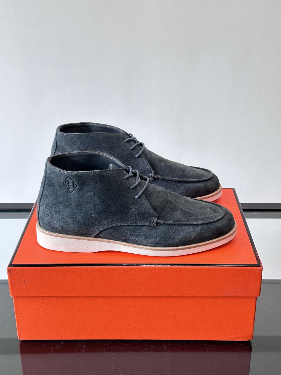 Hermes Job高帮麂皮鞋，选用优质山羊麂皮，搭配橡胶鞋底，舒适又耐用。鞋面有经典“H”型标志，低调