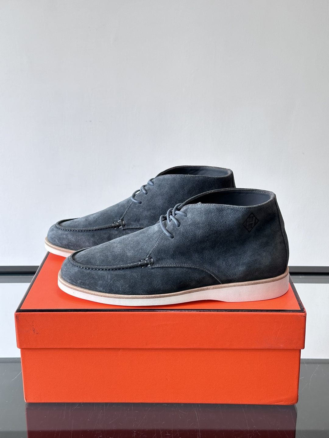 Hermes Job高帮麂皮鞋，选用优质山羊麂皮，搭配橡胶鞋底，舒适又耐用。鞋面有经典“H”型标志，低调