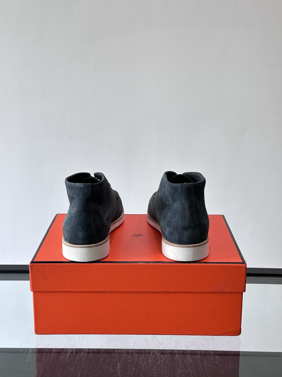 Hermes Job高帮麂皮鞋，选用优质山羊麂皮，搭配橡胶鞋底，舒适又耐用。鞋面有经典“H”型标志，低调