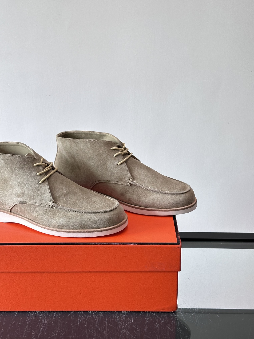 Hermes Job高帮麂皮鞋，选用优质山羊麂皮，搭配橡胶鞋底，舒适又耐用。鞋面有经典“H”型标志，低调