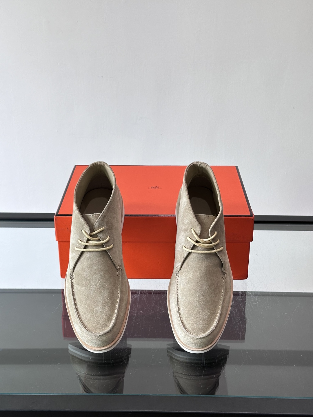 Hermes Job高帮麂皮鞋，选用优质山羊麂皮，搭配橡胶鞋底，舒适又耐用。鞋面有经典“H”型标志，低调