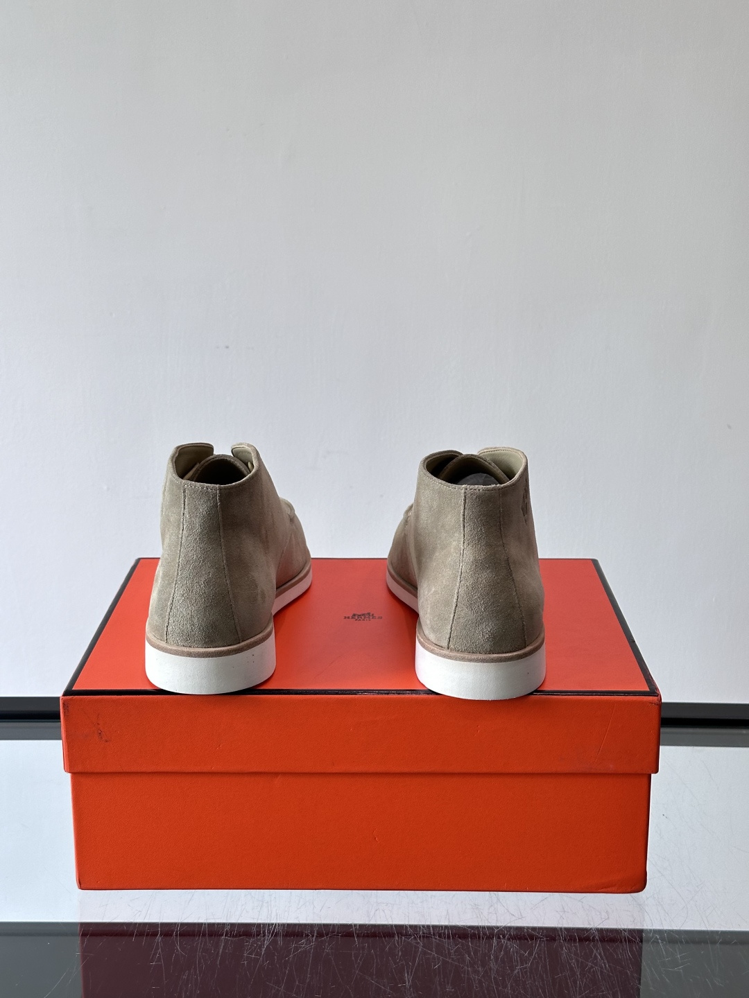 Hermes Job高帮麂皮鞋，选用优质山羊麂皮，搭配橡胶鞋底，舒适又耐用。鞋面有经典“H”型标志，低调